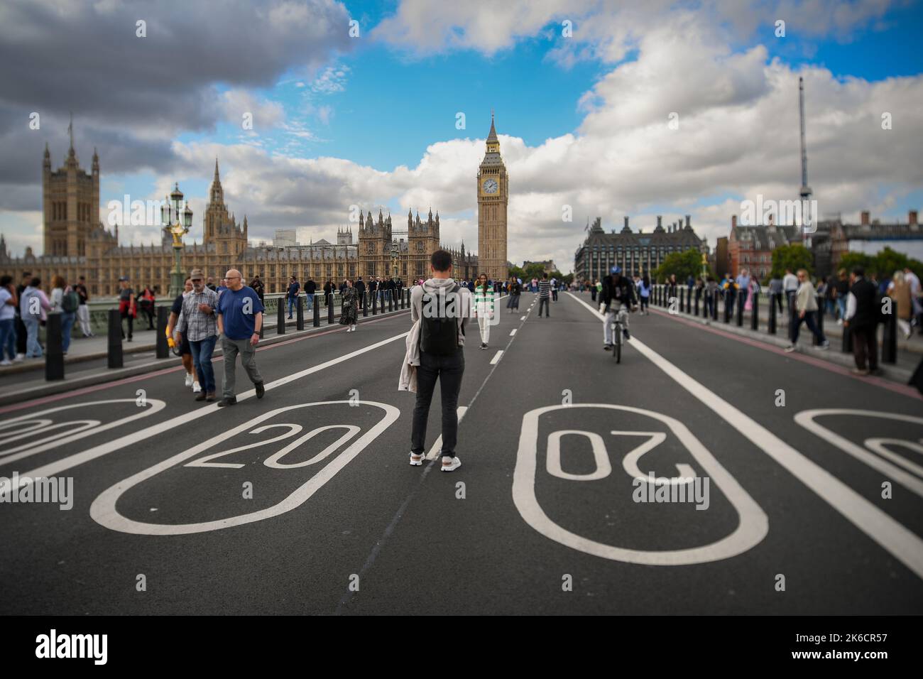 Les membres du public profitent de la fermeture de la route de Westminster Bridge London pour prendre des selfies et des photos et marcher au milieu. Banque D'Images