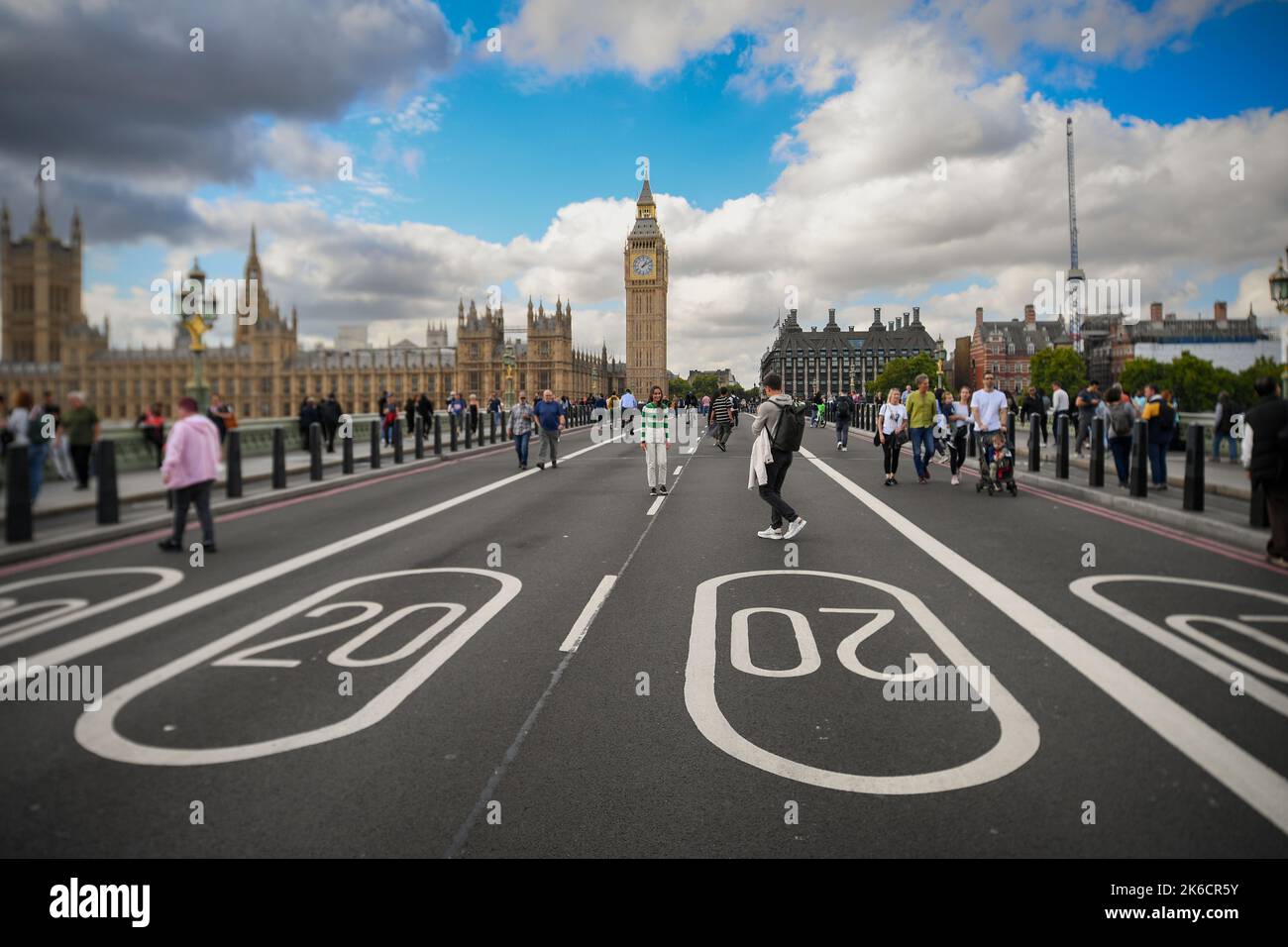 Les membres du public profitent de la fermeture de la route de Westminster Bridge London pour prendre des selfies et des photos et marcher au milieu. Banque D'Images