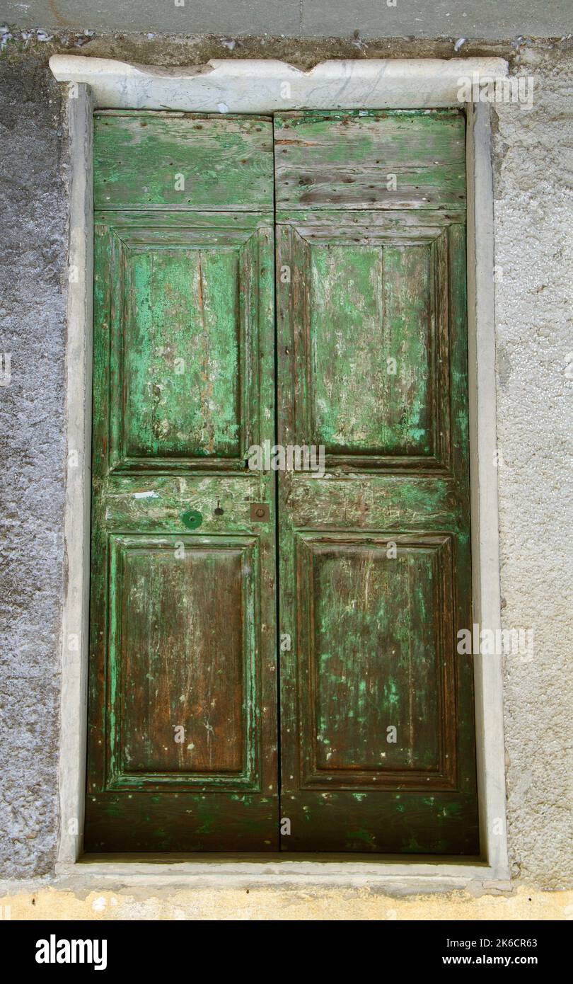 Ancienne porte double en bois vert vieilli, entretien en retard Banque D'Images