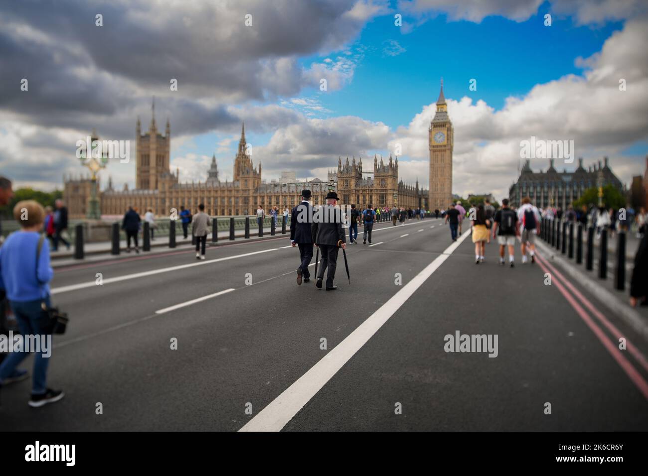 2 Grenadier Guards franchissent le pont de Westminster dans des chapeaux, des costumes et des parapluies traditionnels le jour où le cercueil du Queens est déplacé à Westminster Hall. Banque D'Images