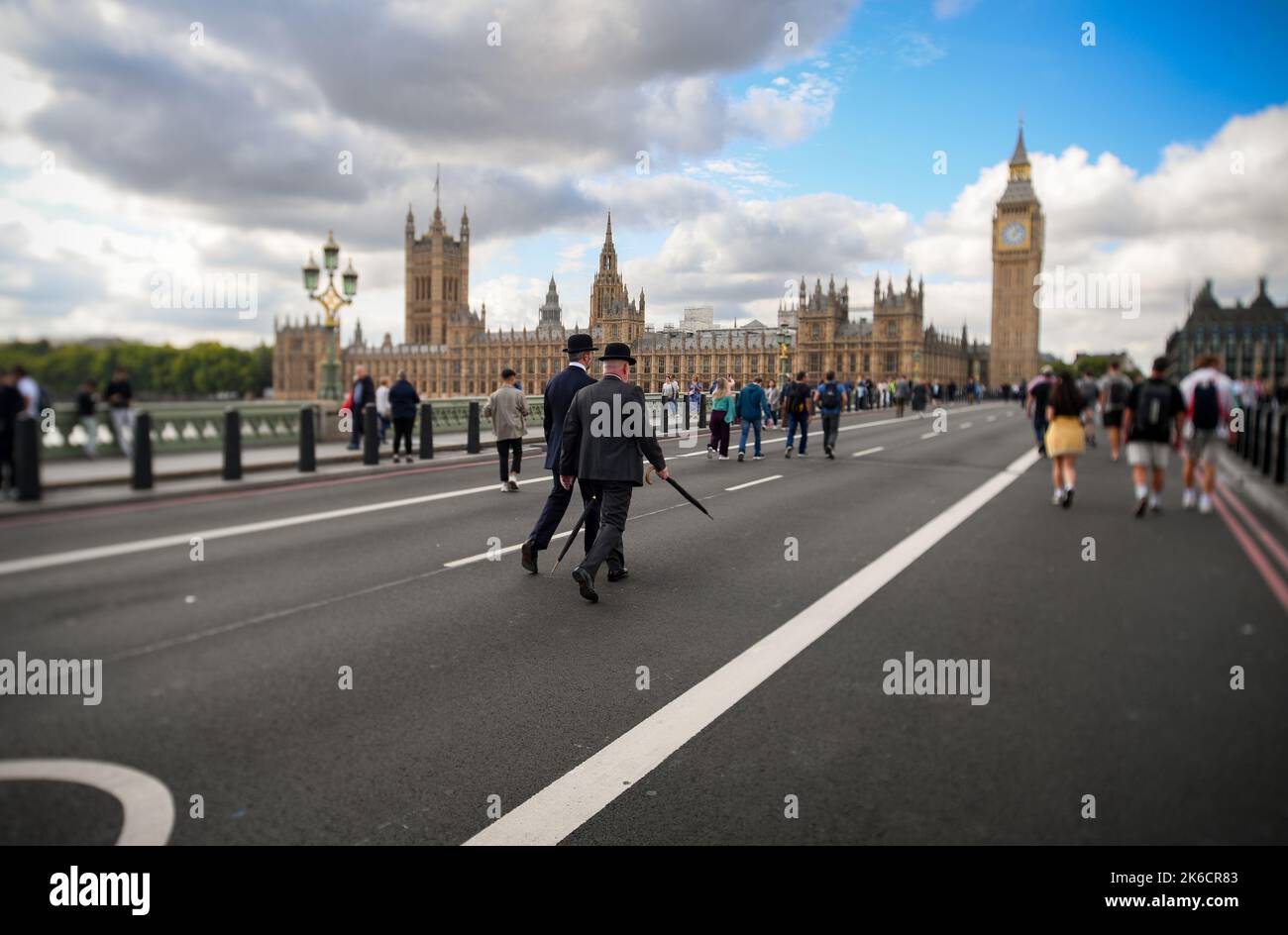 2 Grenadier Guards franchissent le pont de Westminster dans des chapeaux, des costumes et des parapluies traditionnels le jour où le cercueil du Queens est déplacé à Westminster Hall. Banque D'Images