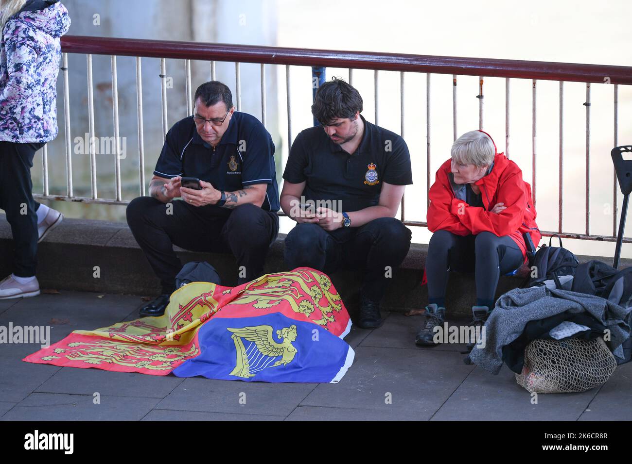 Les membres de la file d'attente publique le long de la South Bank London UK le premier jour de la Reine couché dans l'État à Westminster Hall.beaucoup de service d'observation au téléphone. Banque D'Images