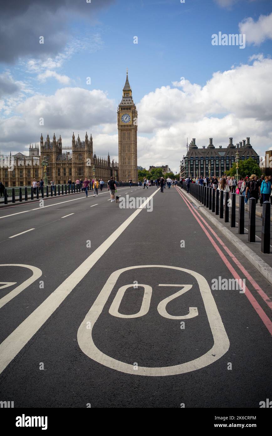 Vue depuis la route sur le pont de Westminster montrant les 20mph panneaux et une route sans circulation avec la circulation publique sur la route pendant la fermeture. Banque D'Images