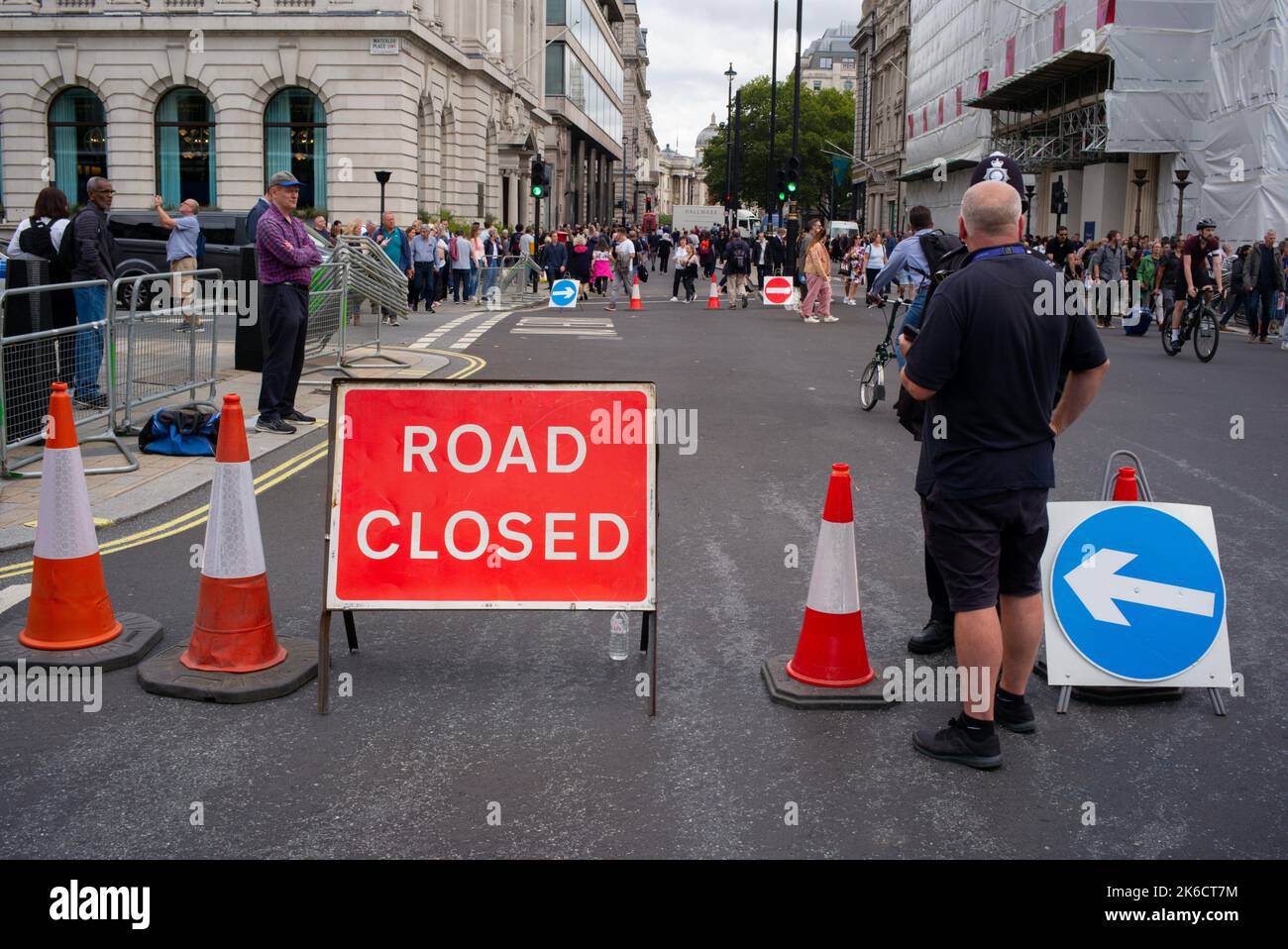Fermeture de la route Pall Mall à Londres, au Royaume-Uni le jour où le Queens Coffin est conduit à Windsor Hall alors que les membres du public se rendent aux points d'observation. Banque D'Images