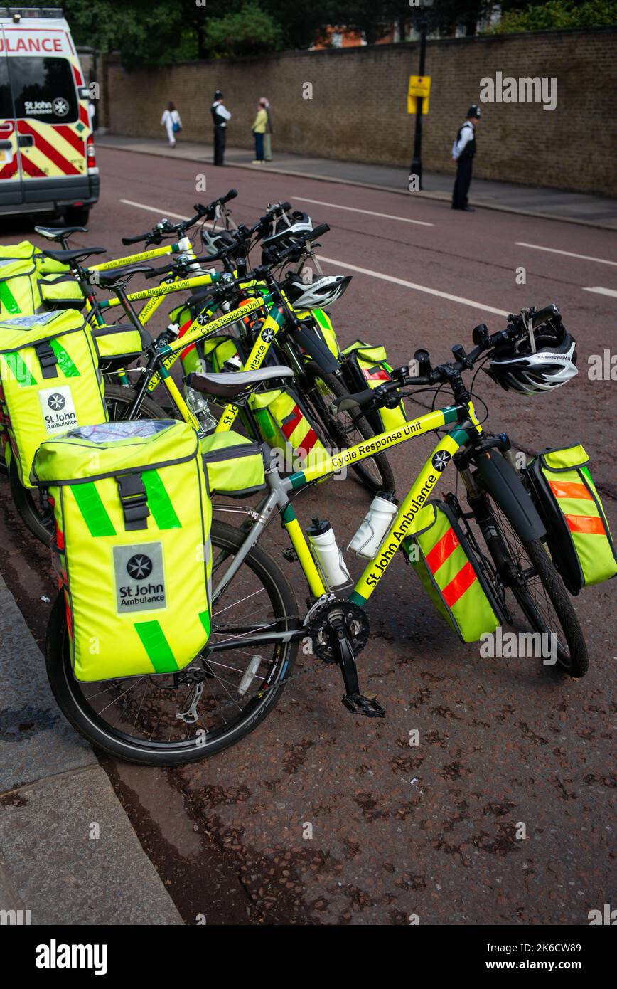 Les cycles paramédicaux de l'ambulance St Johns garés à Londres pendant les Queens couché dans l'état public les files d'attente de deuil commencent à construire le jour 1. Banque D'Images