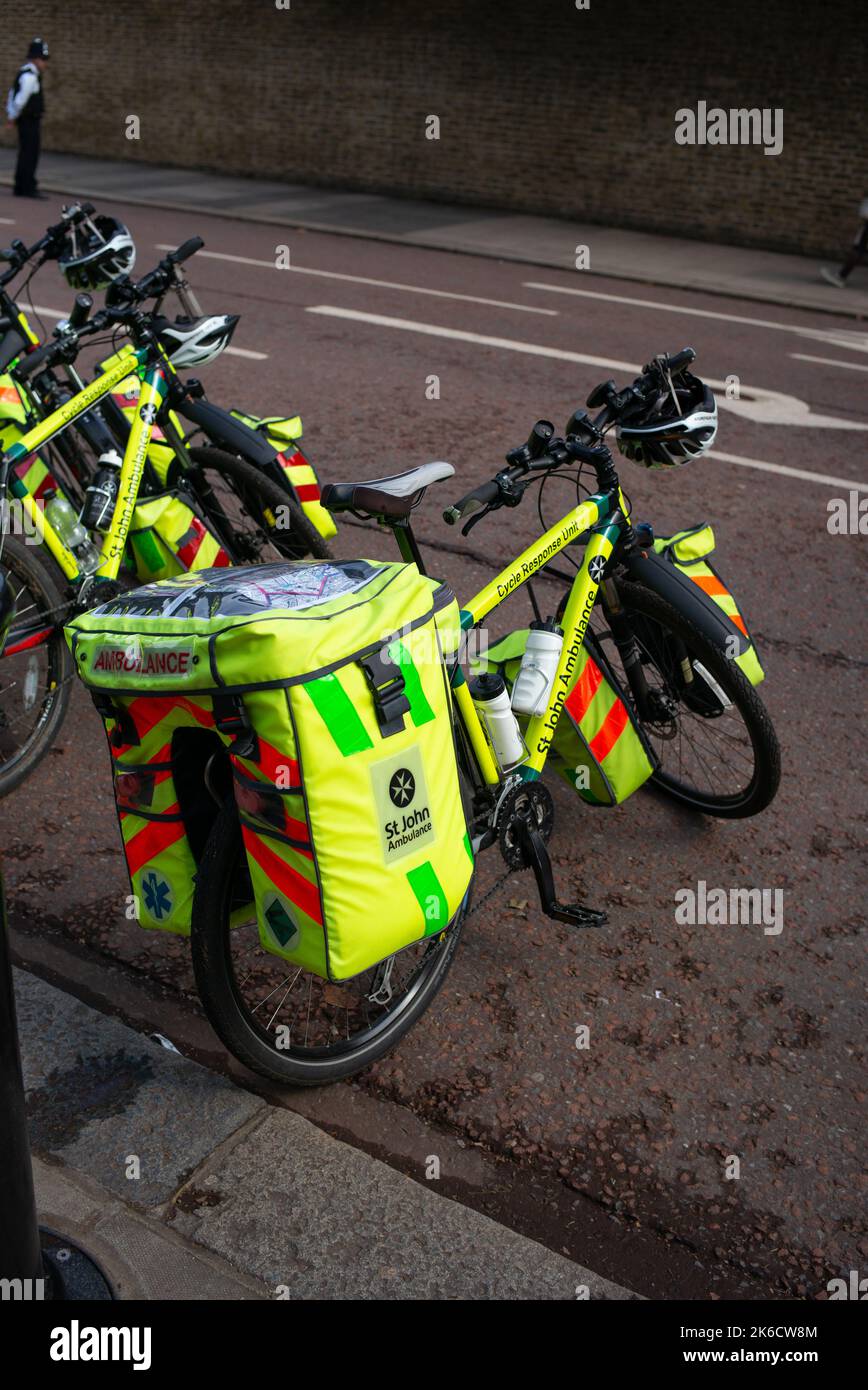 Les cycles paramédicaux de l'ambulance St Johns garés à Londres pendant les Queens couché dans l'état public les files d'attente de deuil commencent à construire le jour 1. Banque D'Images