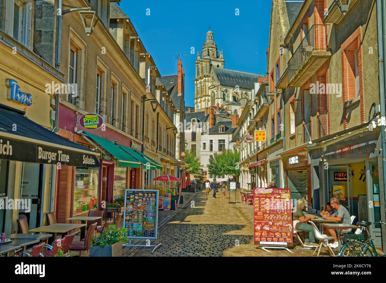 Café culture et rue latérale à Blois sur la Loire, Loir-et-cher, France. Banque D'Images