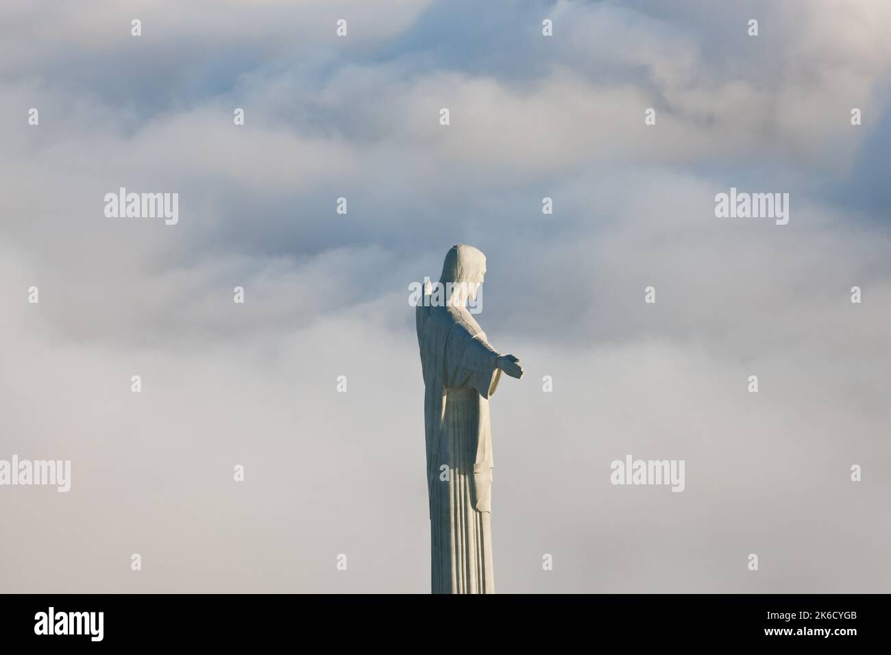 La statue géante Art Déco de Jésus, connue sous le nom de Cristo Redentor (Christ Rédempteur), sur la montagne du Corcovado à Rio de Janeiro, au Brésil. La statue est de 125 Banque D'Images