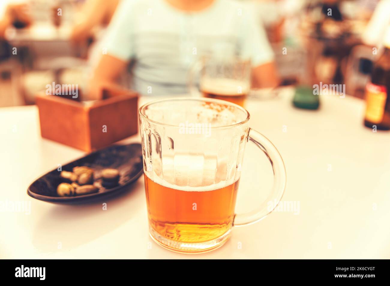 gros plan sur une table blanche au bar de la terrasse en été Banque D'Images