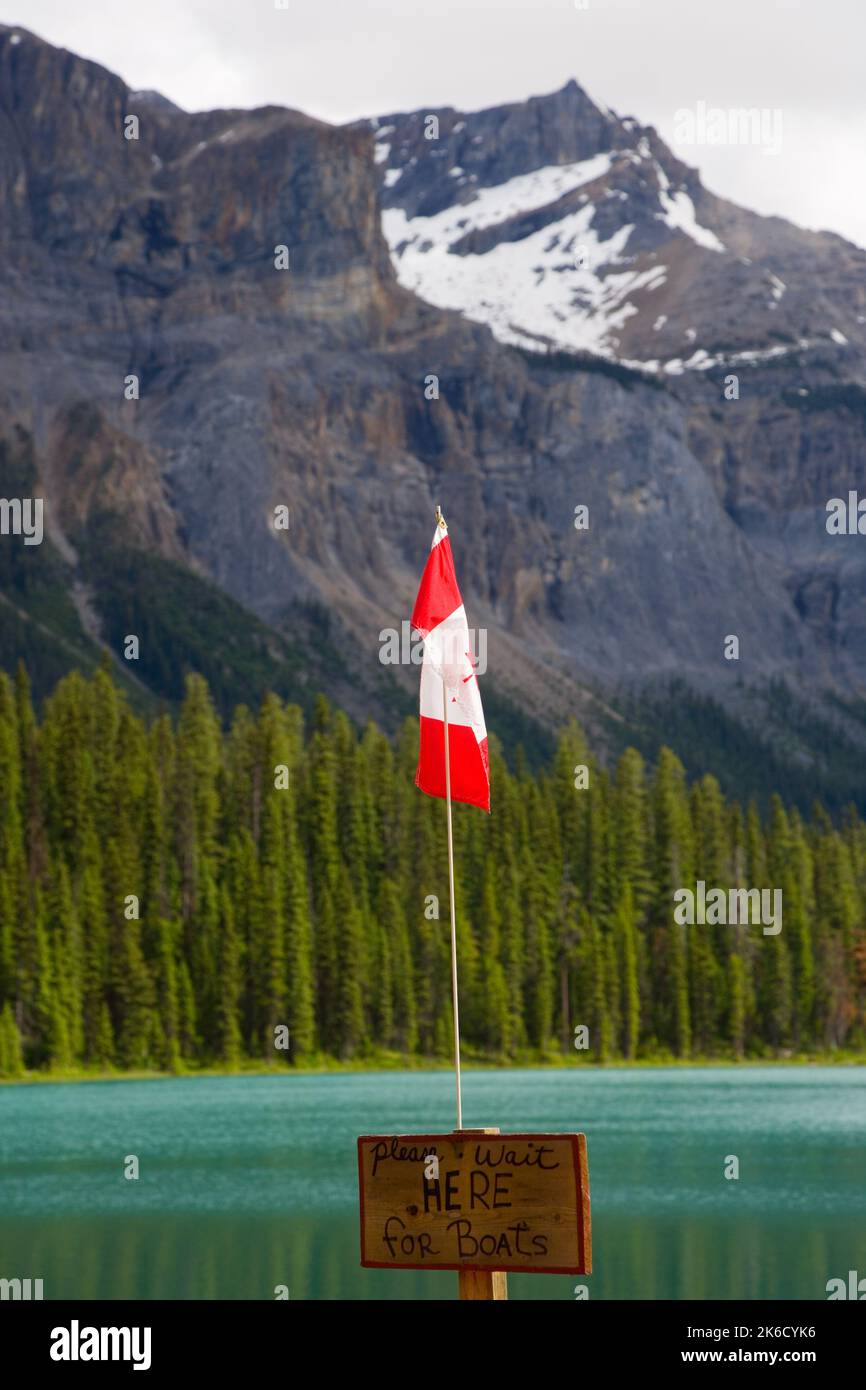 Drapeau et panneau canadiens dans le parc national Yoho, situé dans les montagnes Rocheuses, en Colombie-Britannique, au Canada Banque D'Images