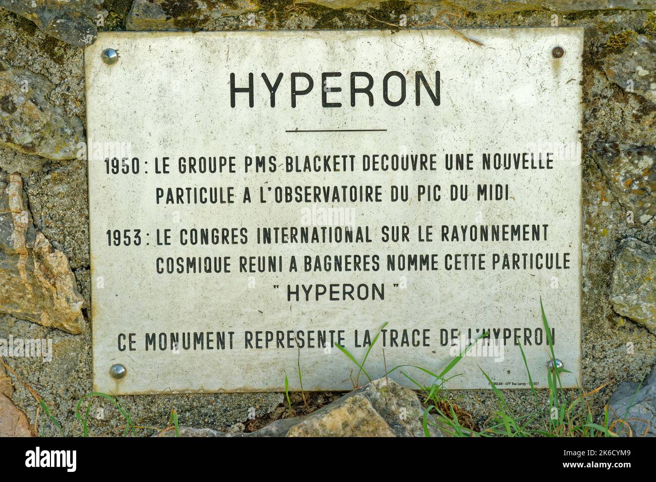 Plaque à Bagnères de Bigorre, France célèbre la découverte de la particule subatomique Hyperon par l'équipe de l'Université de Manchester de Patrick Blackett. Banque D'Images