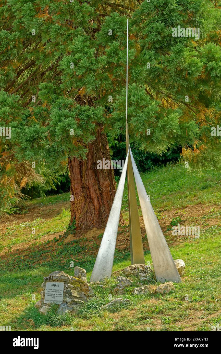 Monument à Bagnères de Bigorre, France célébrant la découverte de la particule subatomique Hyperon par l'équipe de l'Université de Manchester de Patrick Blackett. Banque D'Images