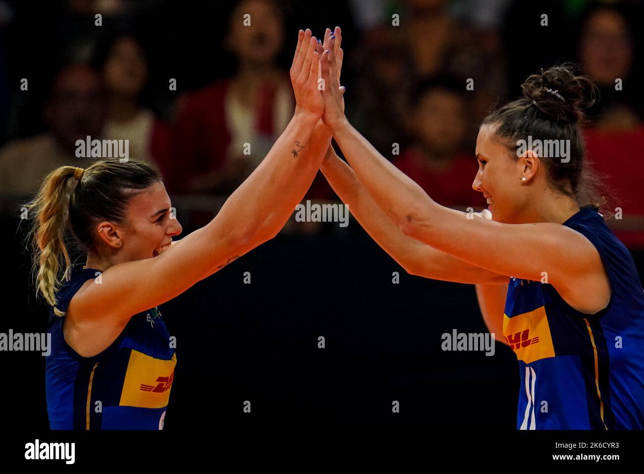 APELDOORN, PAYS-BAS - OCTOBRE 11 : Alessia Orro d'Italie et Anna Danesi d'Italie célèbrent un point lors du quart de finale entre l'Italie et la Chine le jour 17 du Championnat du monde de volley-ball FIVB Womens 2022 à l'Omnisport Apeldoorn sur 11 octobre 2022 à Apeldoorn, pays-Bas (photo de René Nijhuis/Orange Pictures) Banque D'Images