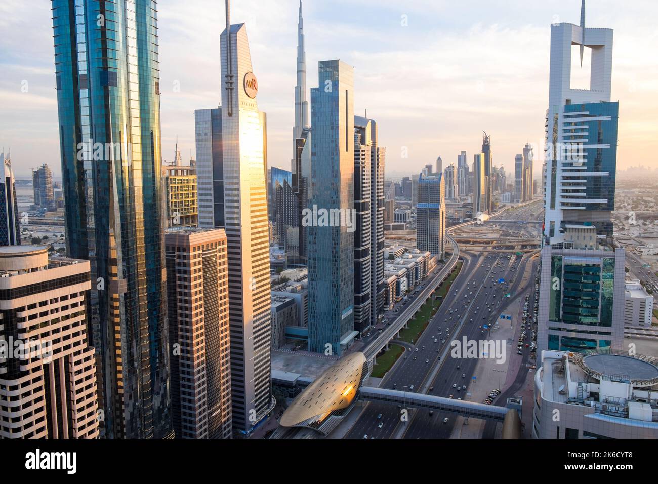 Vue panoramique sur le centre-ville et Sheikh Zayed Road en direction de Burj Kalifa, Dubaï, Émirats arabes Unis Banque D'Images