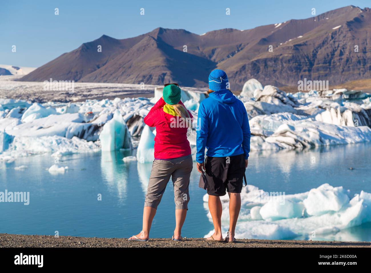 Jeune, couple à Jokulsarlon, lagune glaciaire, Islande Banque D'Images