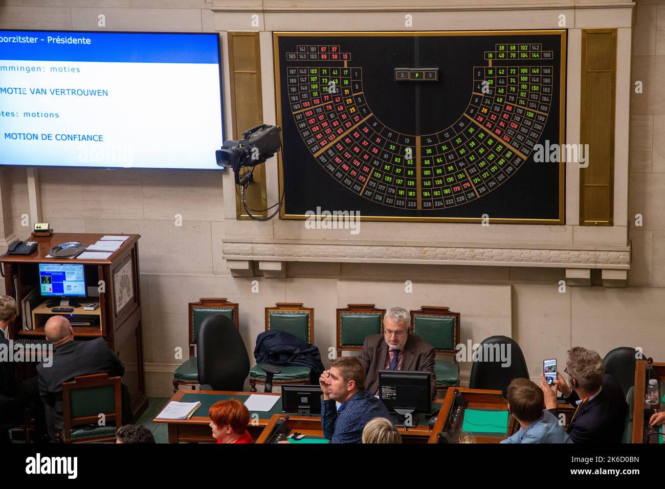 L'illustration montre le vote lors d'une session plénière de la Chambre au Parlement fédéral à Bruxelles le jeudi 13 octobre 2022, avec un débat sur les plans politiques du gouvernement pour les deux prochaines années. BELGA PHOTO NICOLAS MATERLINCK Banque D'Images