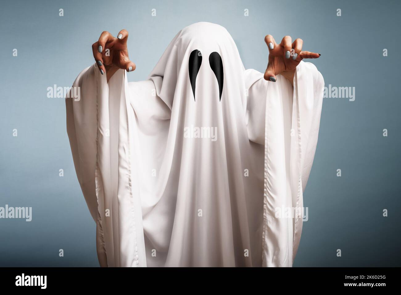 Concept Halloween. Un fantôme blanc avec des yeux noirs, fait à partir d'un  drap de lit Photo Stock - Alamy