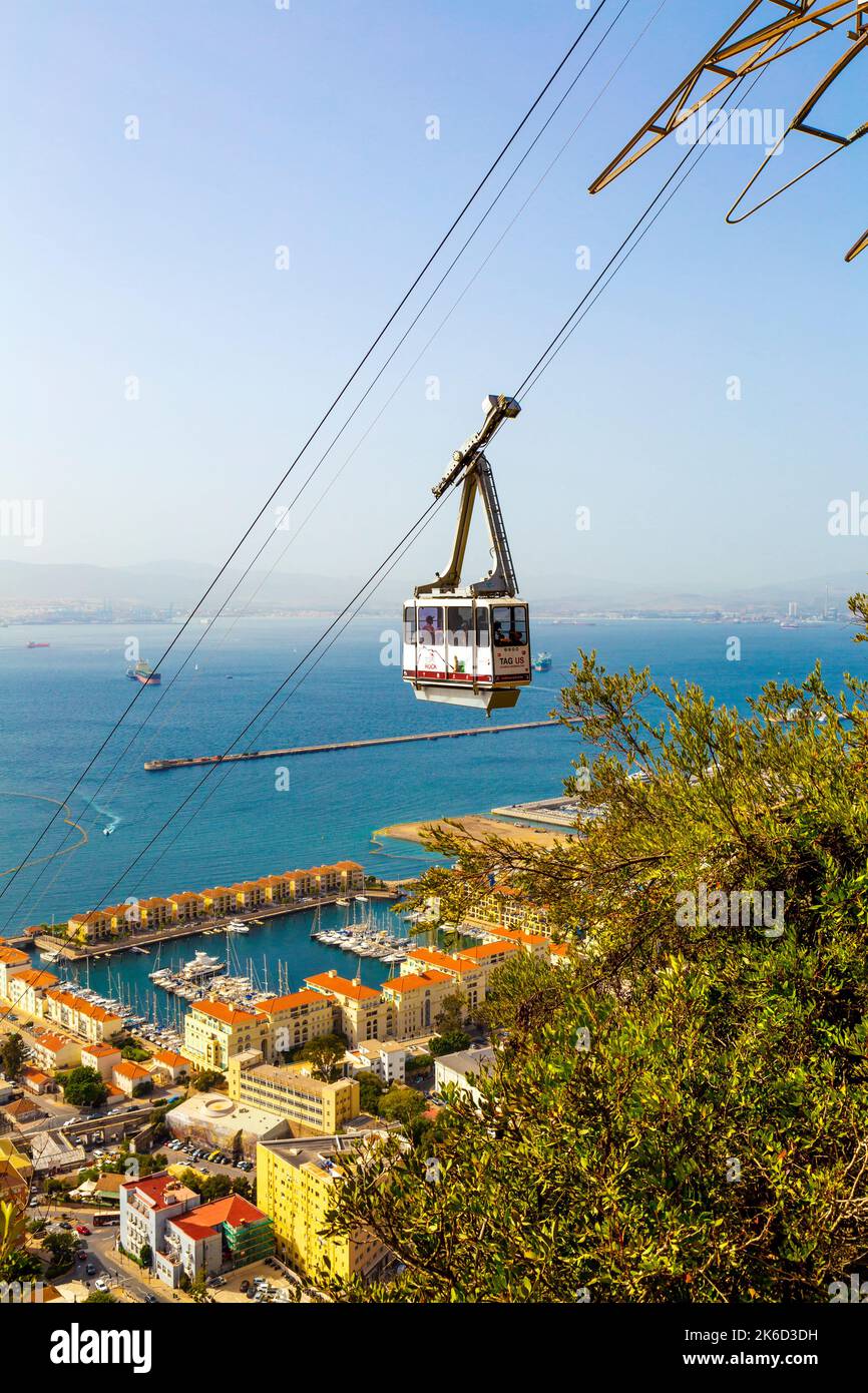 Téléphérique de Gibraltar avec vue sur la baie de Gibraltar et le port en arrière-plan, Gibraltar Banque D'Images