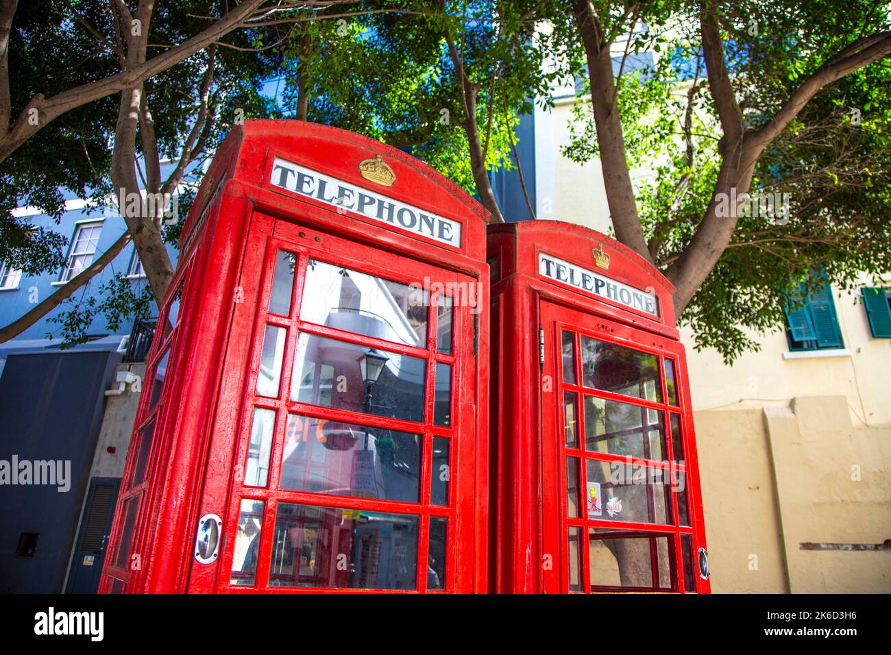 Rouge K6 téléphones de style britannique sur la rue principale de Gibraltar Banque D'Images