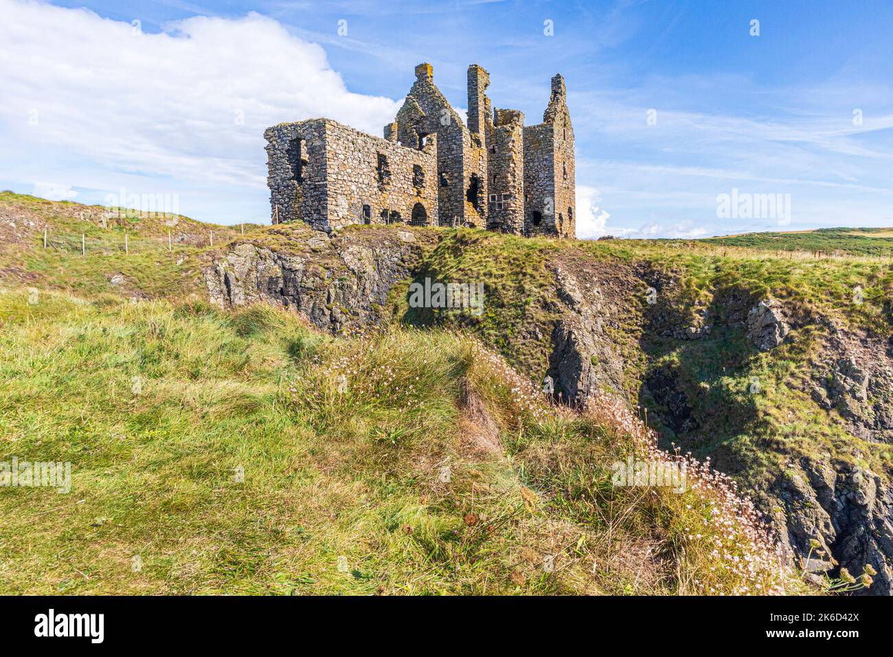 Les ruines du château de Dunskey datant du 12th siècle sur une falaise près de la ville balnéaire de Portpatrick, Dumfries & Galloway, Écosse, Royaume-Uni Banque D'Images