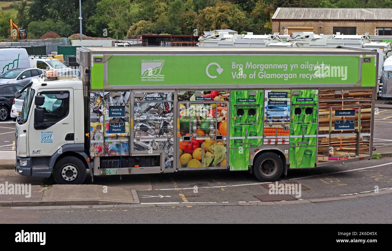 Vale of Glamorgan véhicule du conseil, camion de recyclage - verre, papier, plastique Banque D'Images