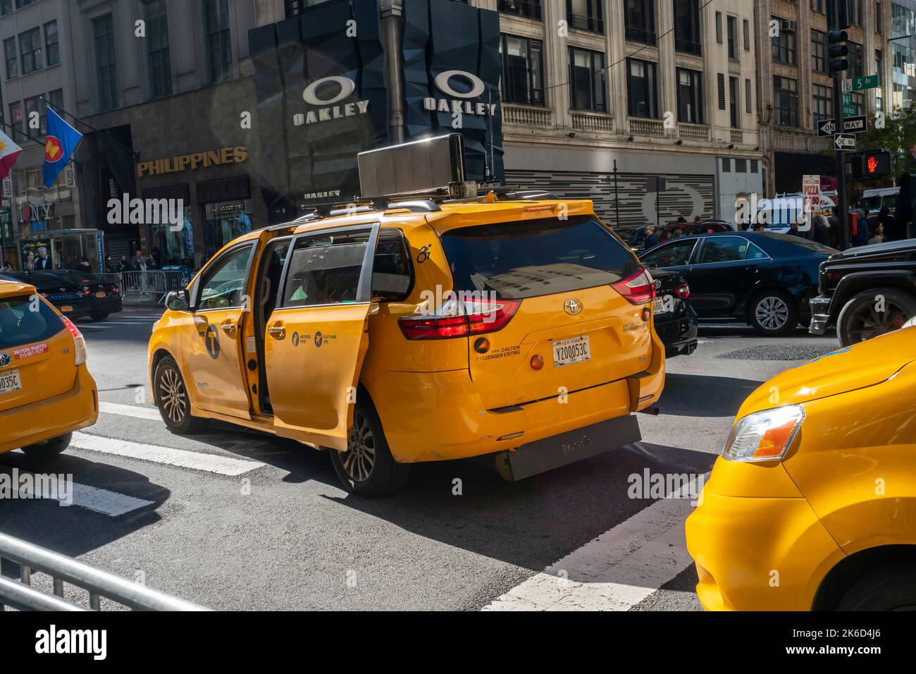 Taxis à Midtown Manhattan à New York samedi, 8 octobre 2022. (© Richard B. Levine) Banque D'Images