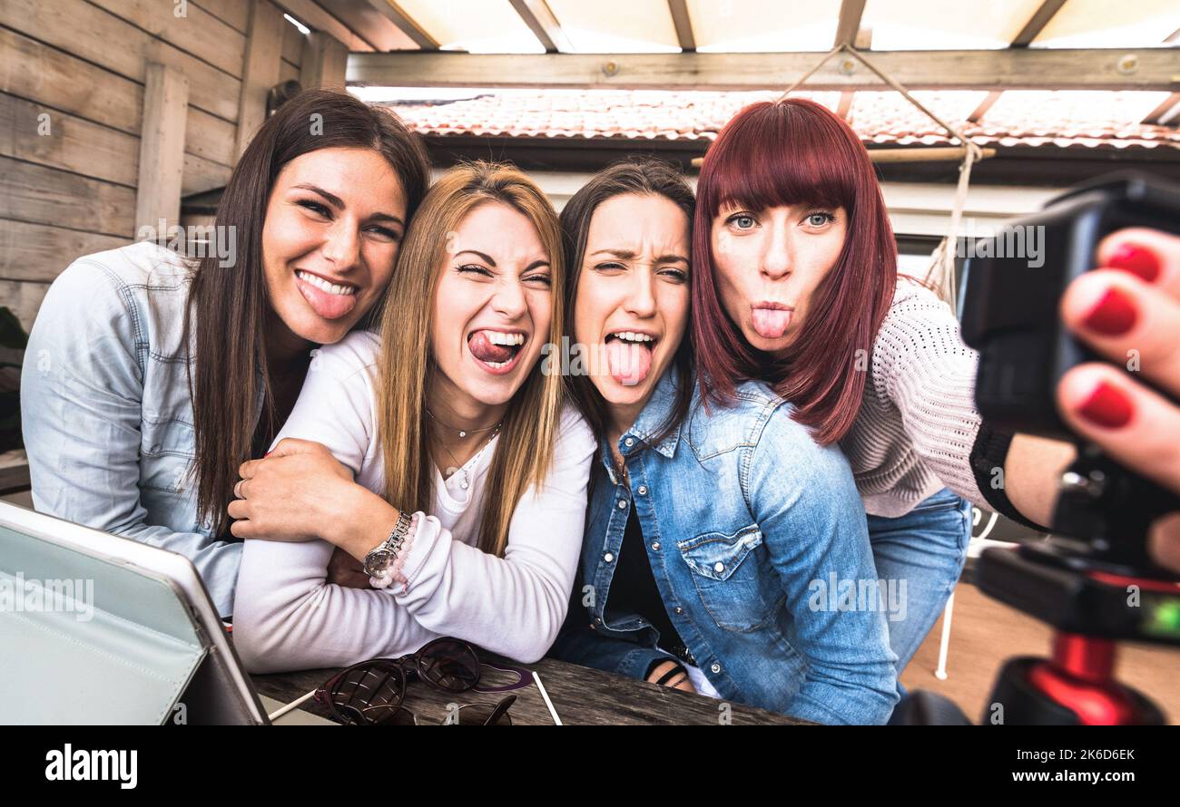 Jeunes femmes millénaires prenant selfie pour la plate-forme de streaming par l'action numérique web CAM - Influencer marketing concept avec les filles millenial ayant Banque D'Images