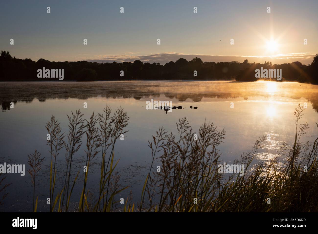 Le Loch de Linlithgow au lever du soleil en Écosse Banque D'Images