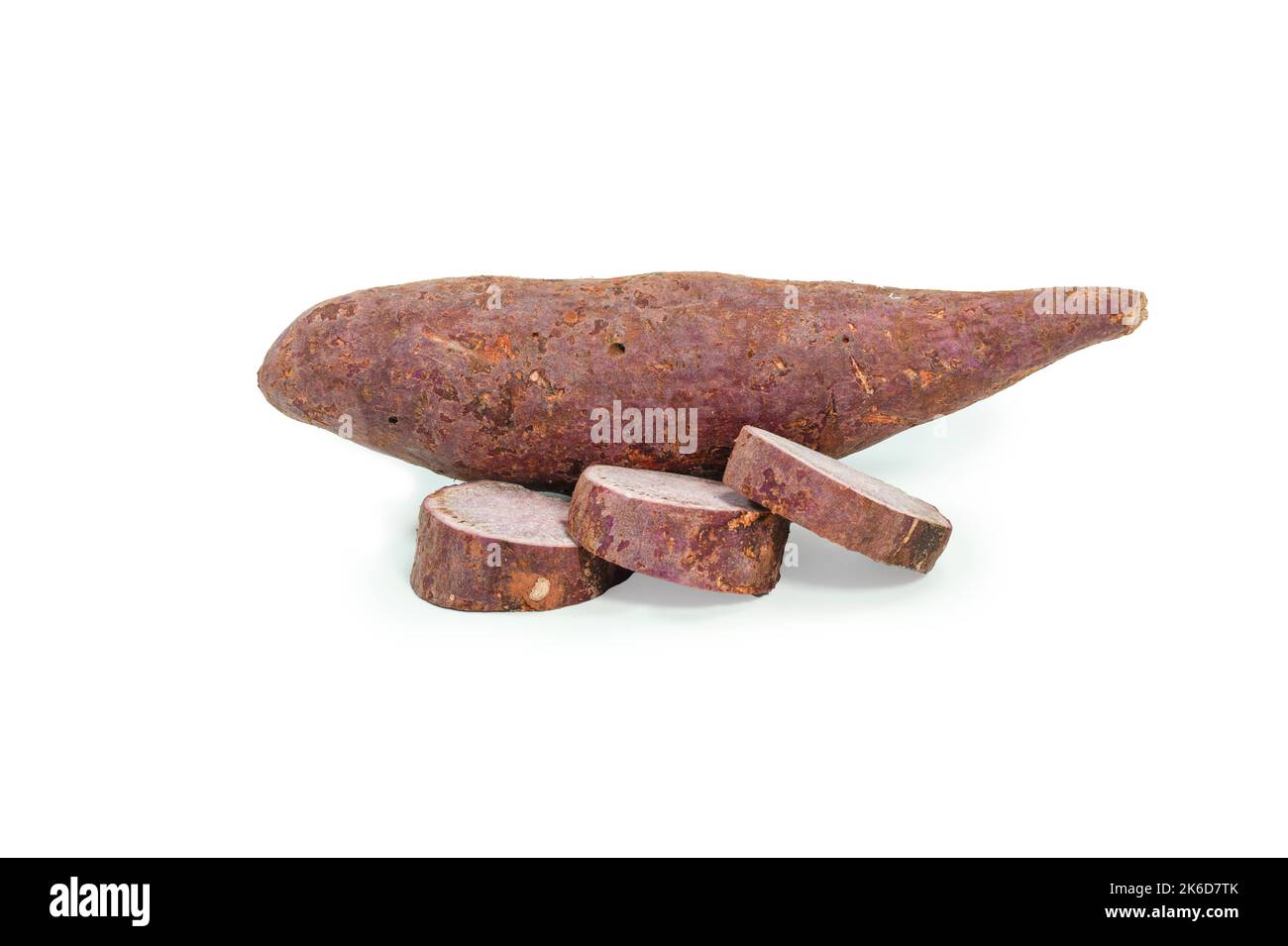 gros plan de patates douces violettes coupées. Isolé sur fond blanc. Banque D'Images