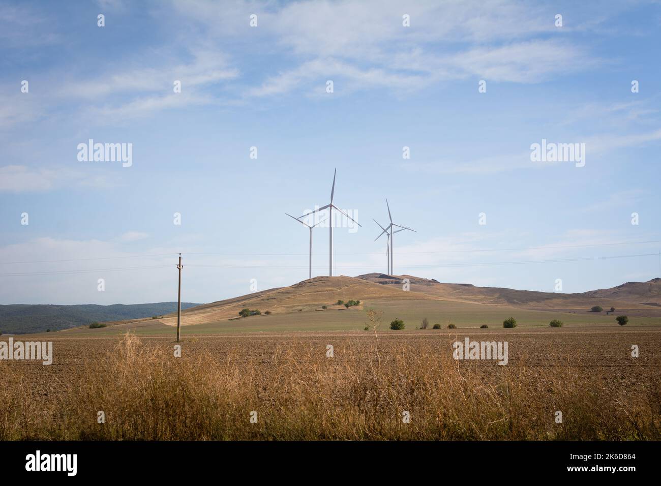 Éoliennes sur la colline. Beau paysage de montagne avec éoliennes, Roumanie. Concept d'énergie renouvelable. Banque D'Images