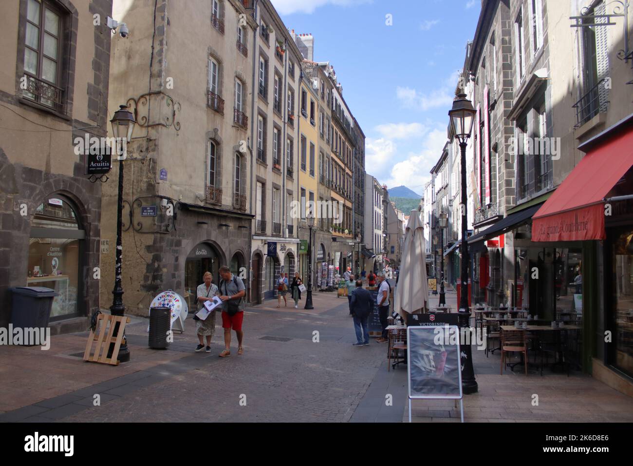 Vue sur la célèbre rue des gras située dans le centre de Clermont-Ferrand, une ville du centre de la France. Banque D'Images