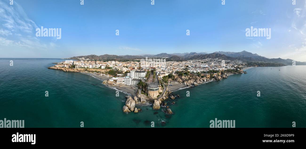 Vue panoramique de la municipalité de Nerja dans la zone côtière du balcon de l'Europe, Espagne. Banque D'Images