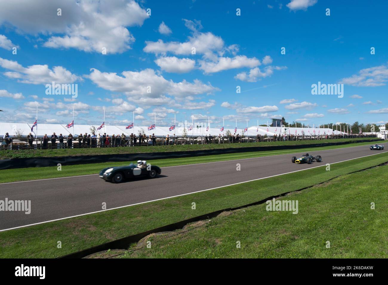 Pour célébrer 60 ans depuis que Graham Hill a remporté son premier titre de Formule 1, certaines des voitures de son illustre carrière ont pris sur la piste, Goodwood, Royaume-Uni Banque D'Images