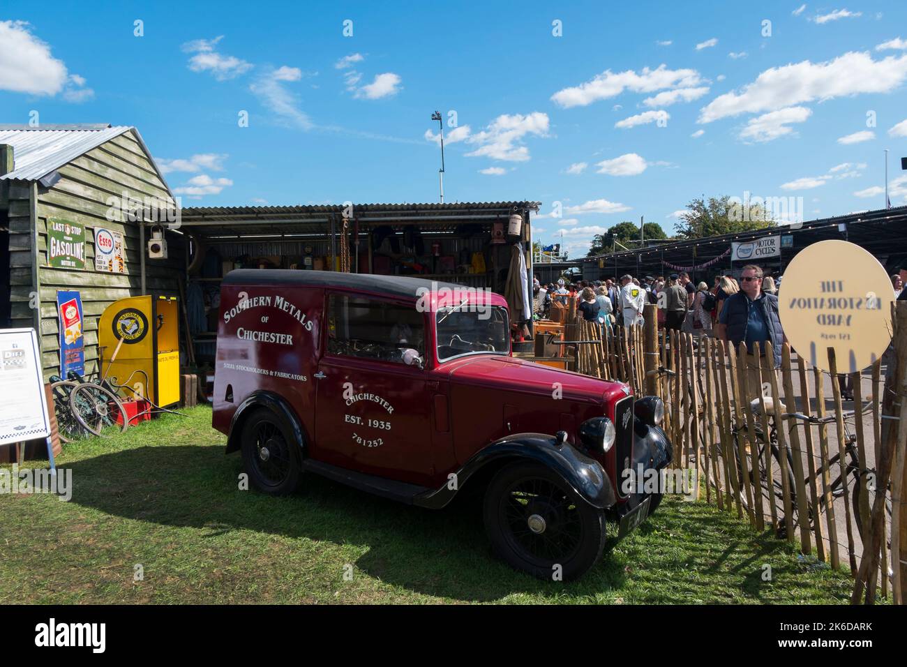 Southern Metals of Chichester Austin 7 Van à la restauration Yard