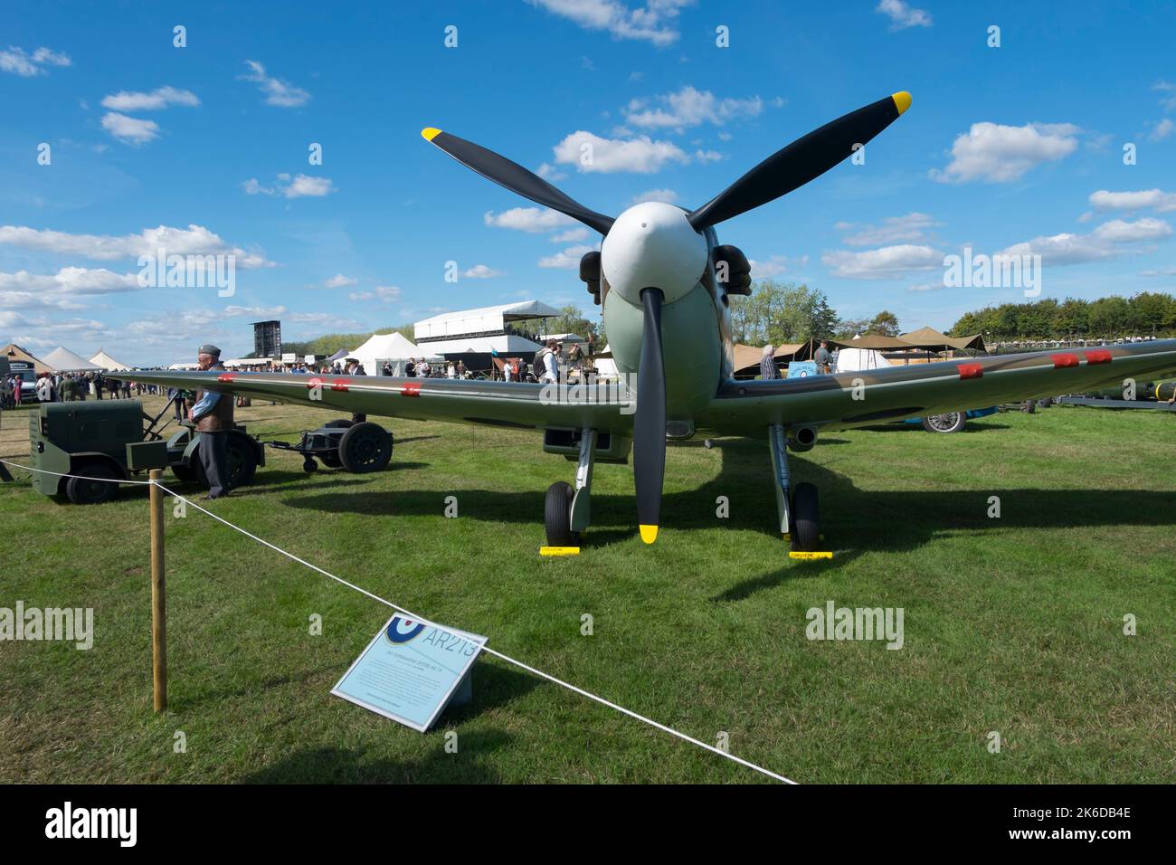 1941 Supermarine Spitfire MK1A AR213 zone de dispersion du Westhampnet RAF sur le Lavand Straight, BARC Revival Meeting, circuit automobile de Goodwood, Royaume-Uni Banque D'Images