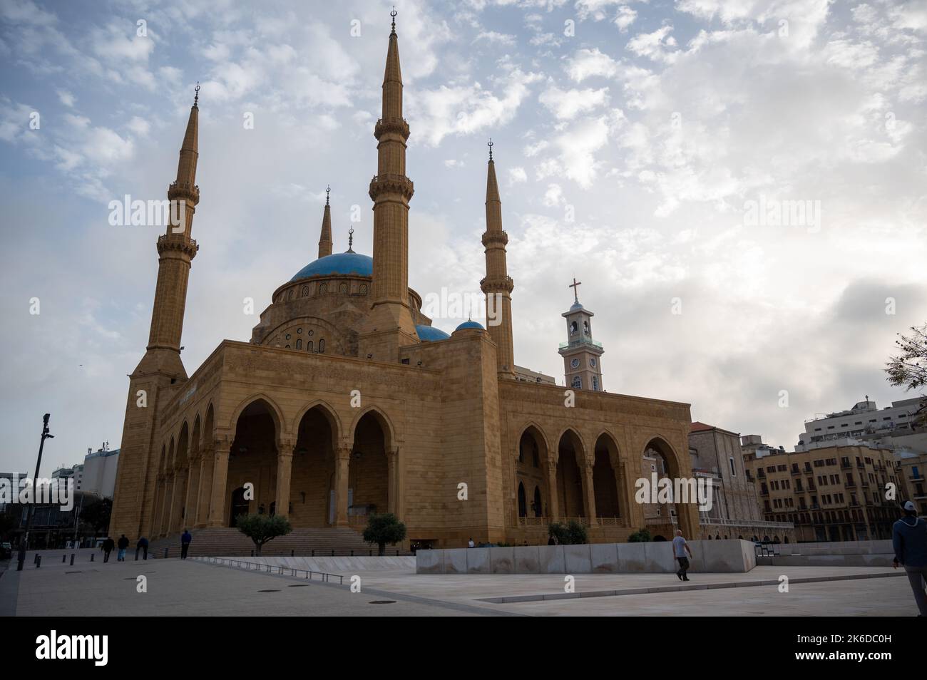 Un petit angle de la Grande Mosquée Al-Omari au lever du soleil avec des nuages blancs dans le ciel bleu, Beyrouth Banque D'Images