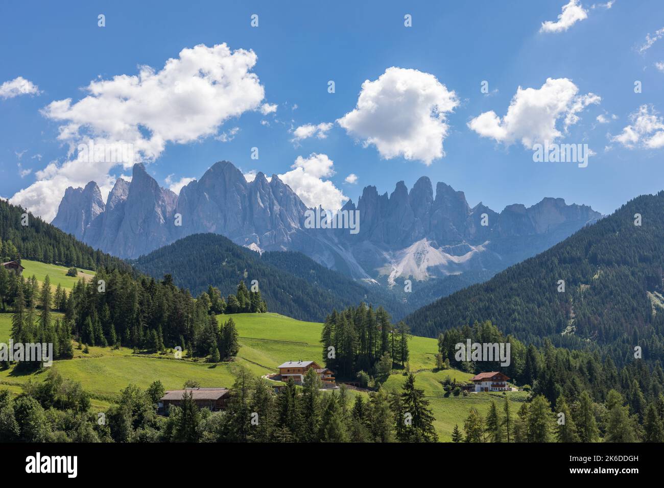 Les sommets d'Odle au-dessus de Val di Funes, Dolomites, Tyrol du Sud, Italie Banque D'Images