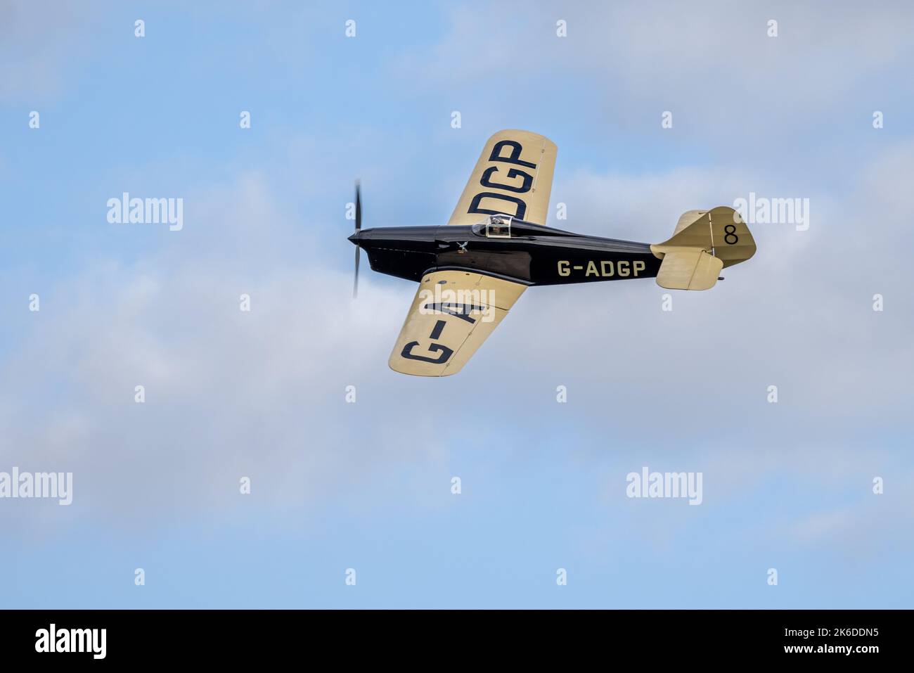1935 miles Hawk Speed six « G-ADGP » en vol au salon de l'aéronautique du jour de la course qui s'est tenu à Shuttleworth le 2nd octobre 2022 Banque D'Images