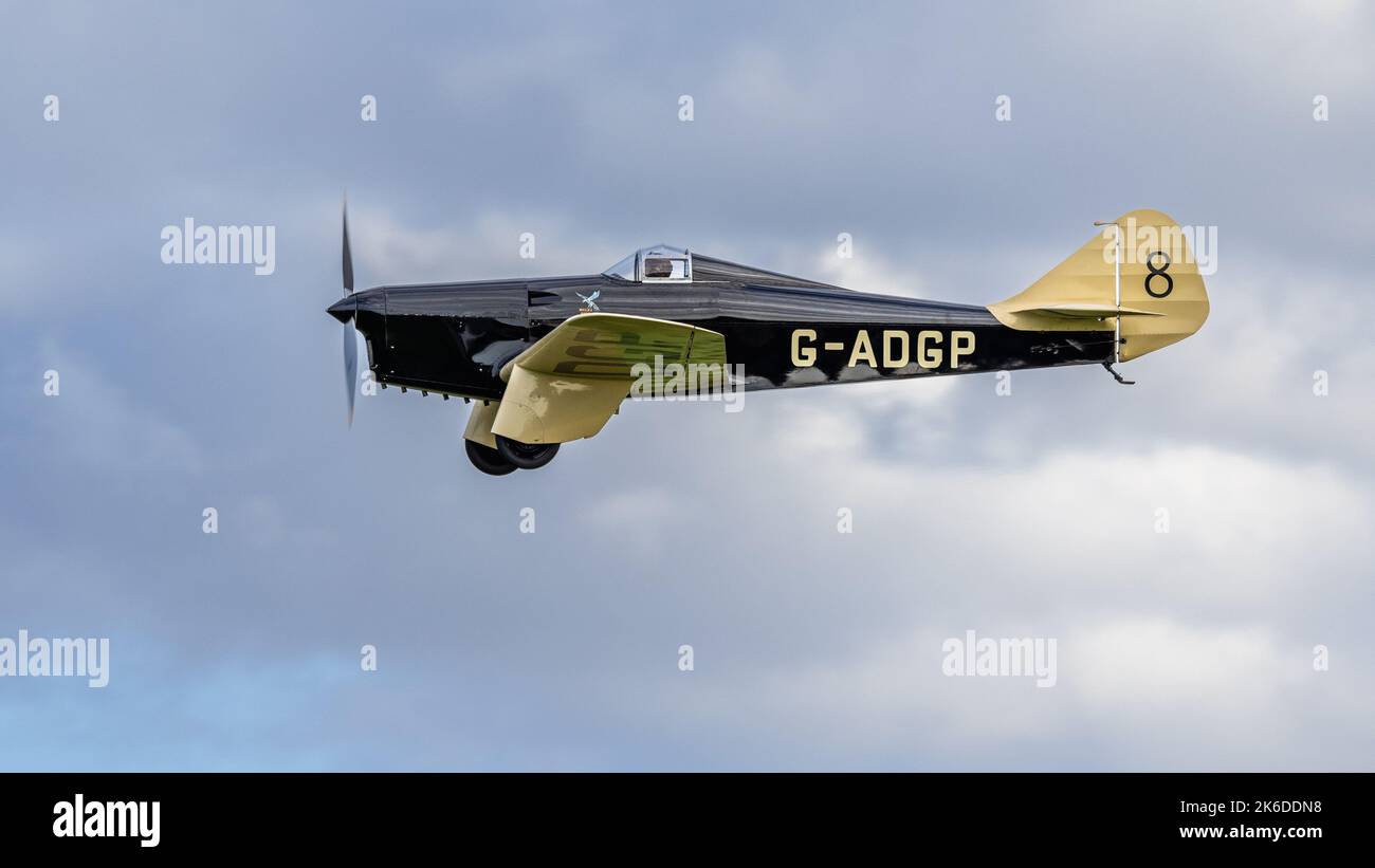 1935 miles Hawk Speed six « G-ADGP » en vol au salon de l'aéronautique du jour de la course qui s'est tenu à Shuttleworth le 2nd octobre 2022 Banque D'Images