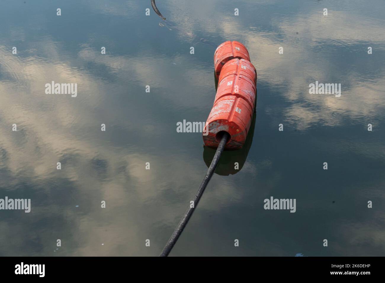 Bouée dans le canal de Gowanus dans le quartier de Gowanus à Brooklyn, NY, USA. Banque D'Images