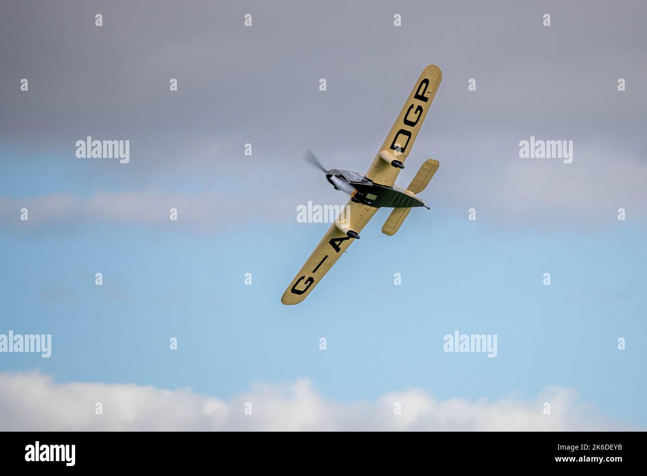 1935 miles Hawk Speed six « G-ADGP » en vol au salon de l'aéronautique du jour de la course qui s'est tenu à Shuttleworth le 2nd octobre 2022 Banque D'Images
