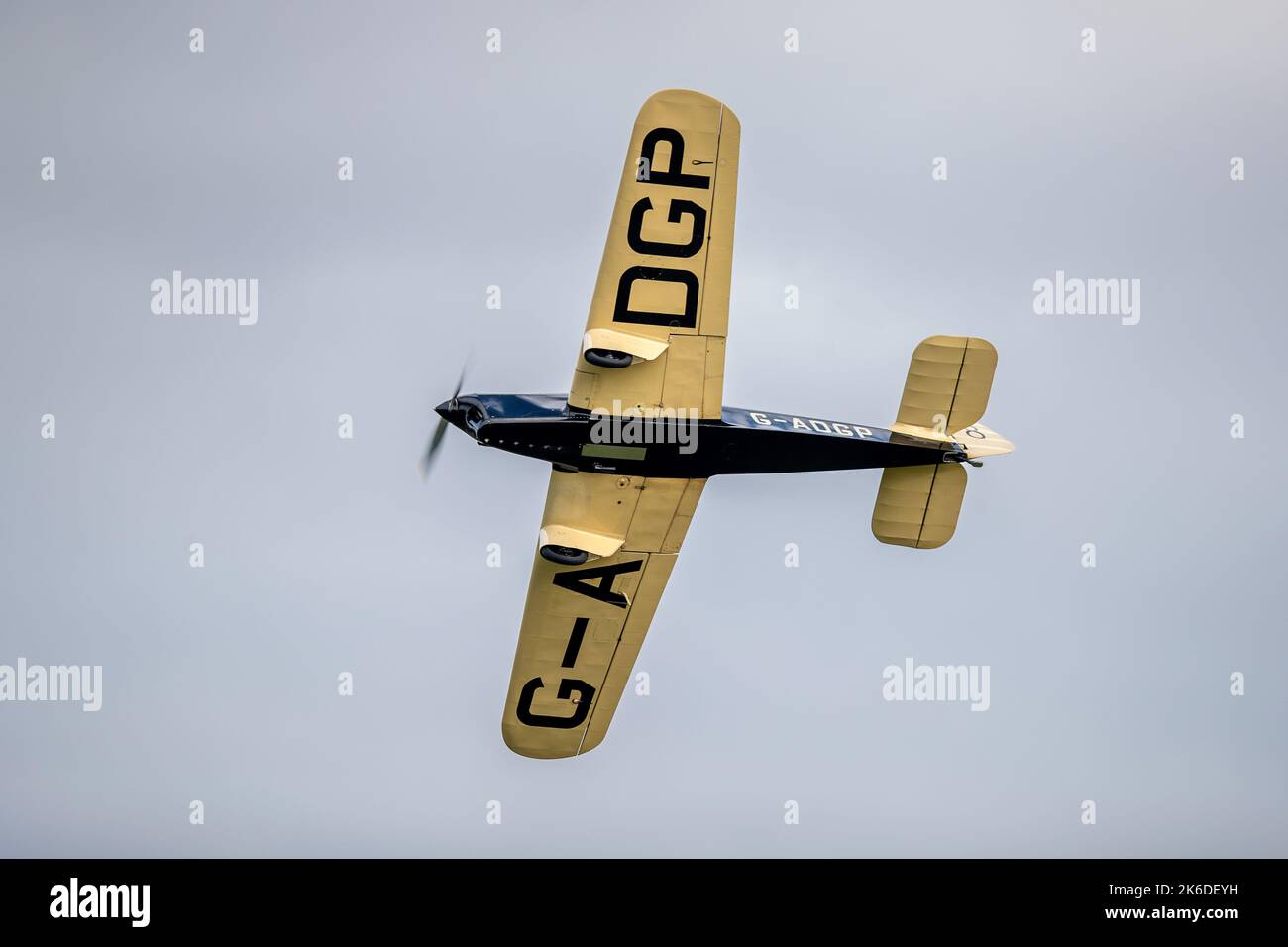 1935 miles Hawk Speed six « G-ADGP » en vol au salon de l'aéronautique du jour de la course qui s'est tenu à Shuttleworth le 2nd octobre 2022 Banque D'Images