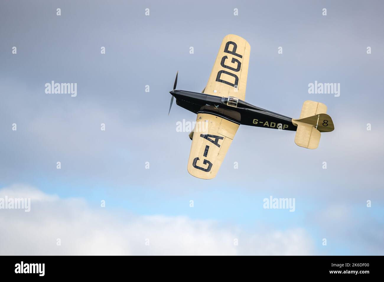 1935 miles Hawk Speed six « G-ADGP » en vol au salon de l'aéronautique du jour de la course qui s'est tenu à Shuttleworth le 2nd octobre 2022 Banque D'Images