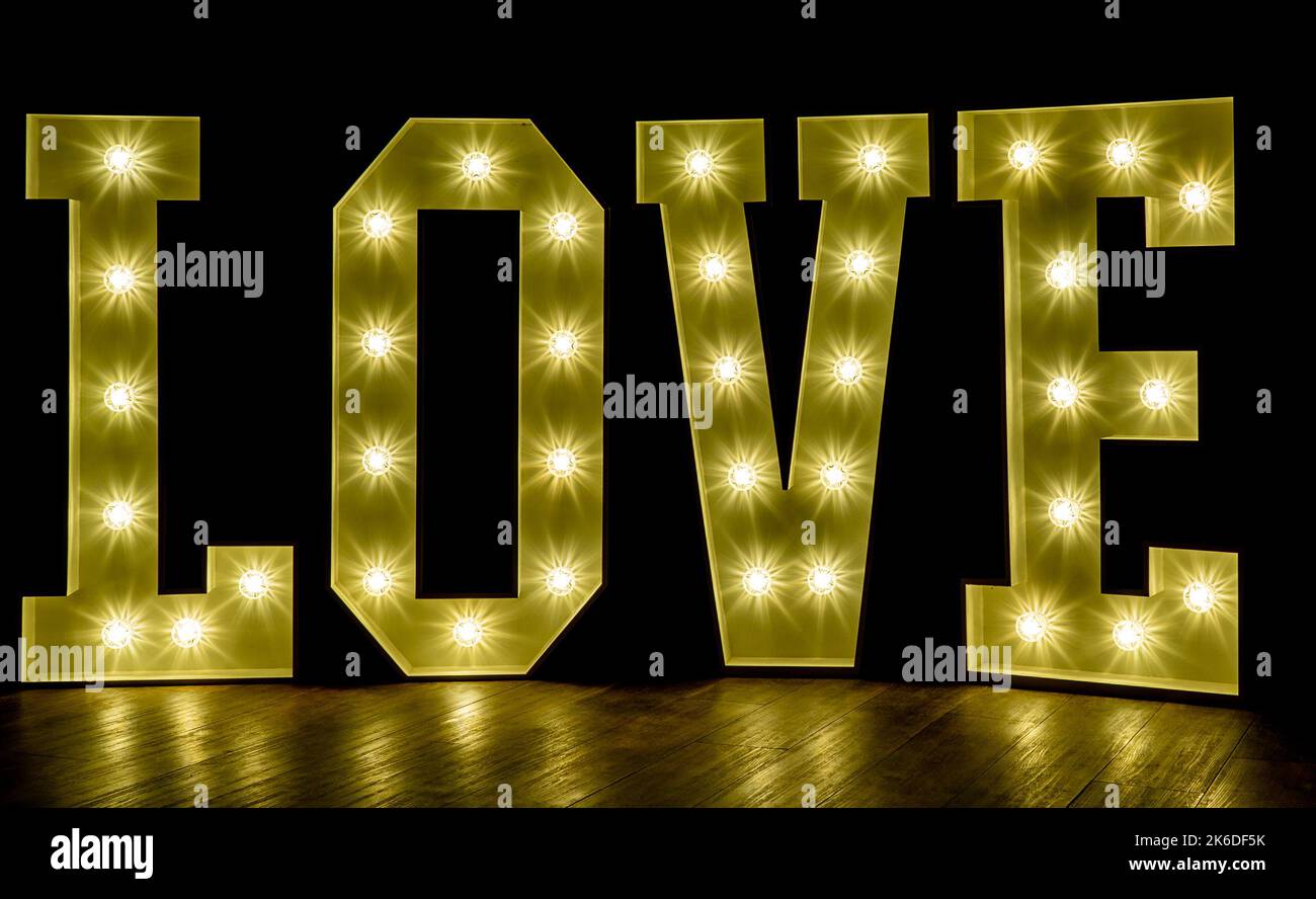 Lettres illuminées épelant le mot AMOUR. Concept pour la Saint Valentin, mariage Banque D'Images