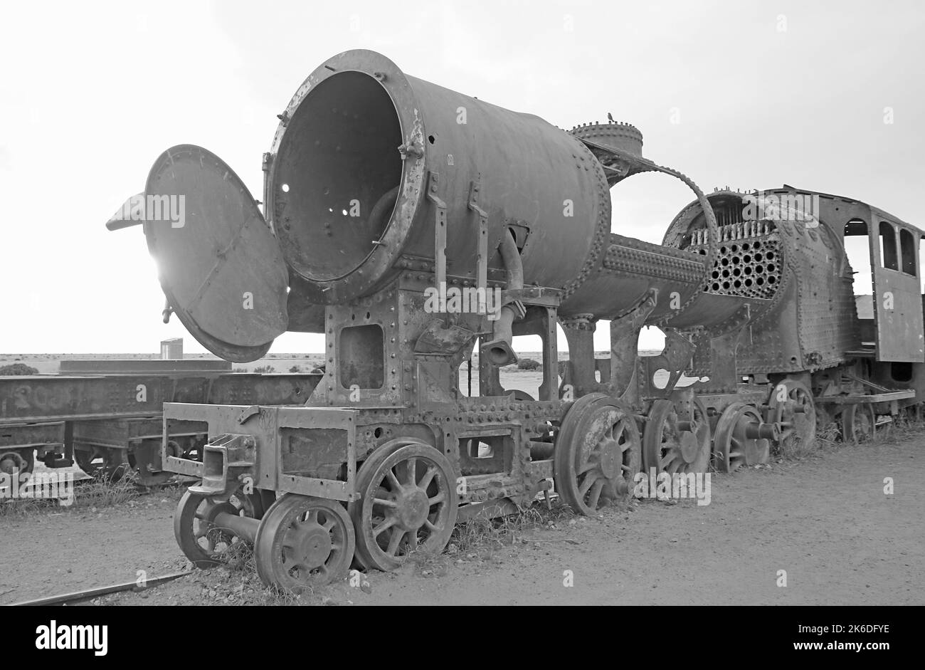 Image monochrome du cimetière ferroviaire à la périphérie de la ville d'Uyuni, le haut plateau de Bolivie, en Amérique du Sud Banque D'Images