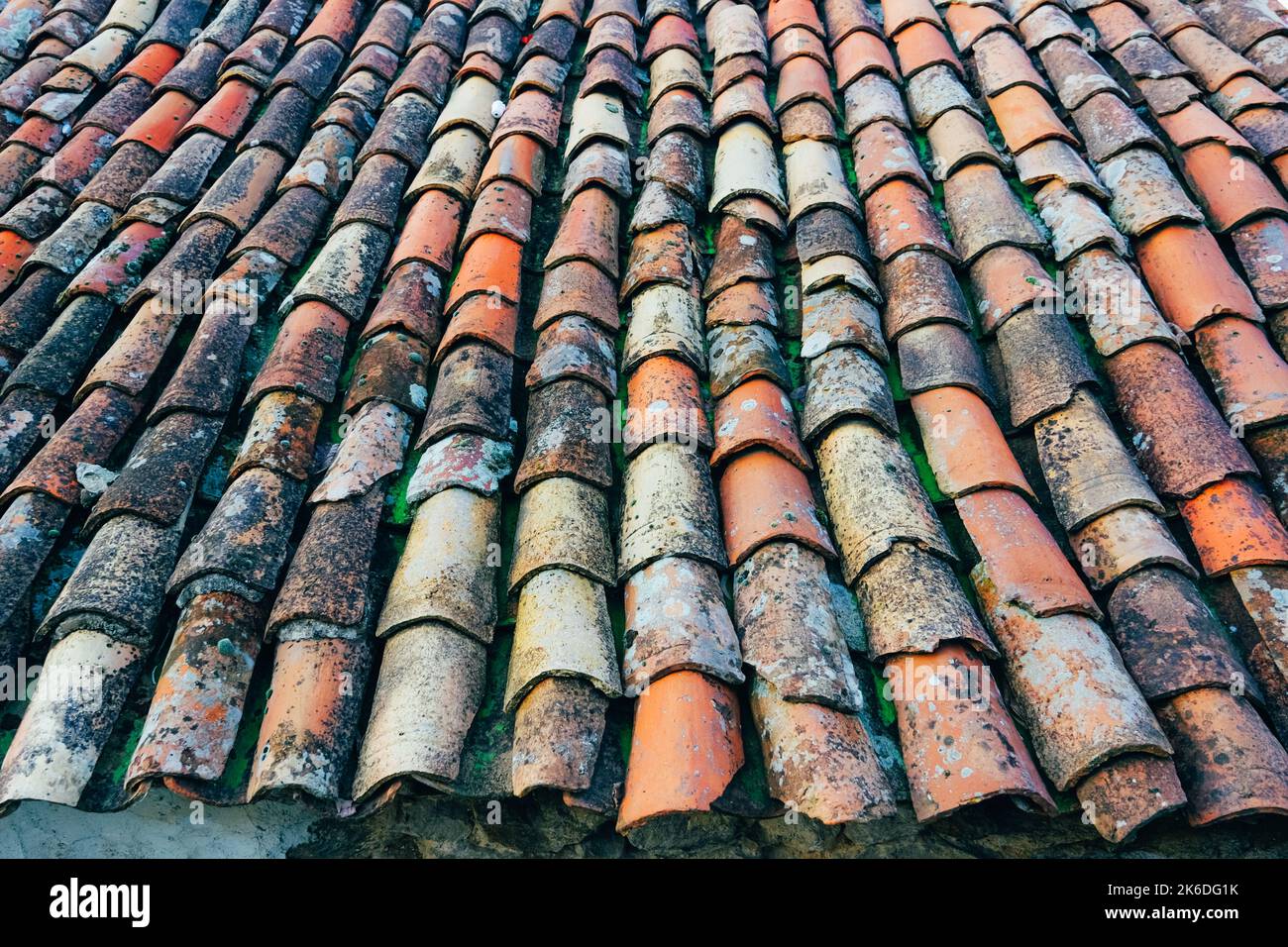 Carreaux de toit en briques de terre cuite de près Banque D'Images