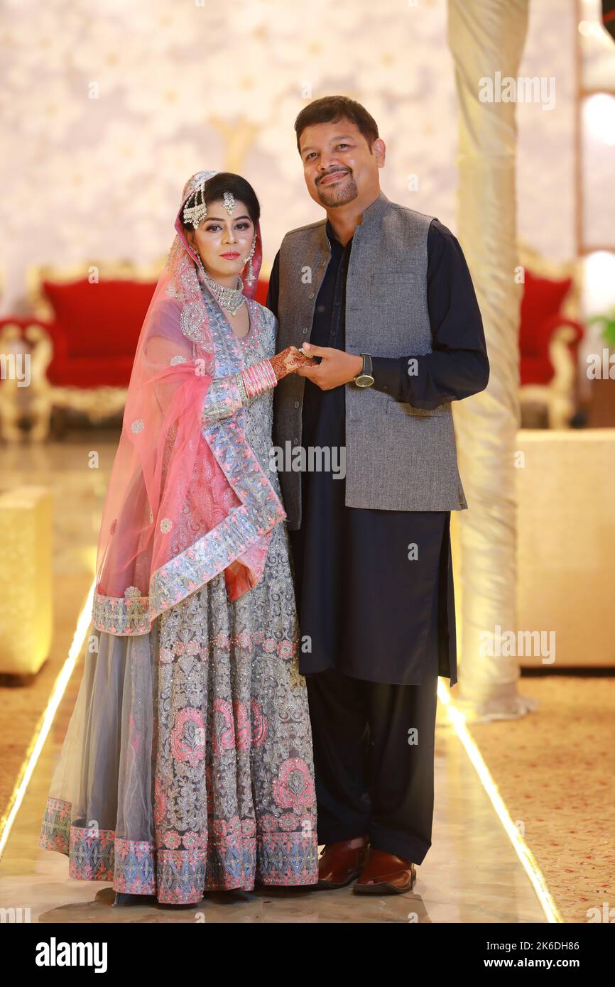 Mariage pakistanais : mariée et marié à la traditionnelle cérémonie de Nikoh à Karachi Banque D'Images