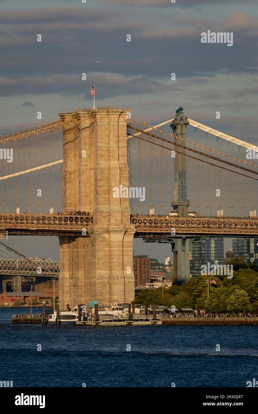 Vue depuis le port de New York vers Brooklyn et les ponts de Manhattan, New York City, États-Unis Banque D'Images