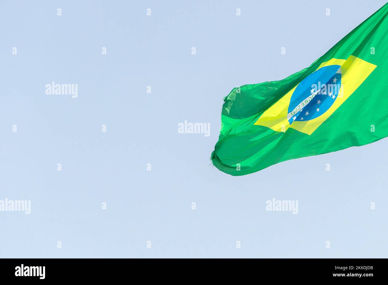 Goias, Brésil – 02 octobre 2022 : détail d'un drapeau brésilien qui agite dans le vent avec le ciel en arrière-plan. Banque D'Images