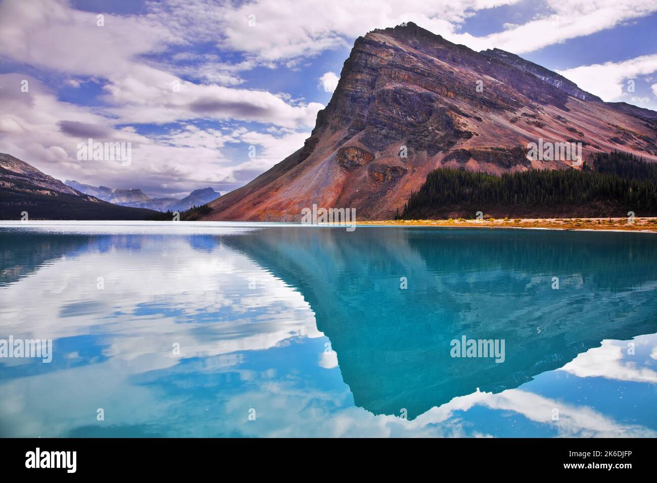 Vue sur les rives rocheuses pittoresques, l'immense pierre et l'eau émeraude du Marble Canyon dans le parc de montagne par une journée d'été ensoleillée Banque D'Images